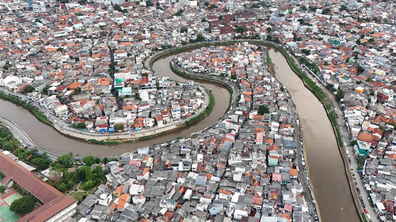 Normalisasi Kali Ciliwung Tersendat