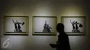 Pengunjung melihat karya Ahdiyat Nur Hartarta di Galeri Nasional, Jakarta, Jumat (28/10). Pameran bertema SEA+ Tiennale menampilkan 44 karya seni rupa dua dan tiga dimensi buah pemikiran 44 perupa dari 12 negara. (Liputan6.com/Helmi Fithriansyah)