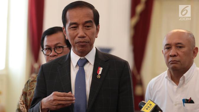 Presiden Joko Widodo (Jokowi) memberikan keterangan seusai bertemu CEO Bukalapak Achmad Zaky di Istana Merdeka, Sabtu (16/2). Dihadapan awak media, Jokowi menegaskan mendukung penuh anak-anak muda seperti Zaky untuk berinovasi. (Liputan6.com/Angga Yuniar)