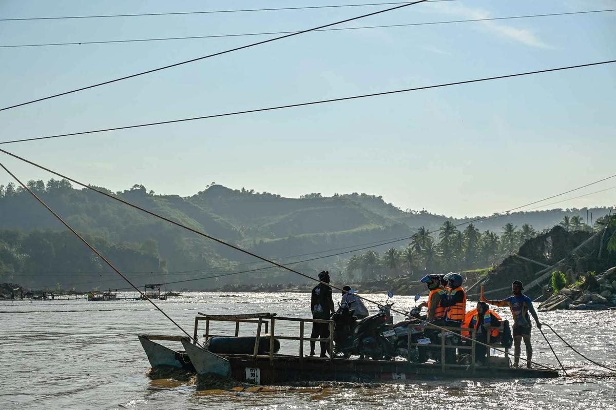 FOTO: Rakit Mandiri Jadi Akses Warga Pasca Putusnya Jembatan Ulee Jalan