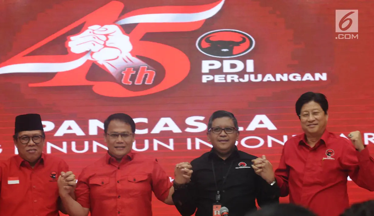 Politisi PDIP Ahmad Basarah (kedua kiri) bersama Sekjen Hasto Kristiyanto saat menyatakan kesiapan maju dalam bursa bakal Cawagub Jatim di Jakarta, Selasa (9/1). Basarah menyatakan siap bila diberi tugas oleh Ketum PDIP. (Liputan6.com/Helmi Fithriansyah)