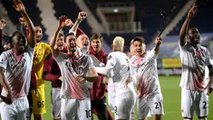 (Dari kiri) Para Pemain AC Milan berselebrasi usai mengalahkan Atalanta pada pertandingan lanjutan Liga Serie A Italia di stadion Atleti Azzurri d'Italia di Bergamo, Senin (24/5/2021). AC Milan menang atas Atalanta 2-0 berkat dua gol penalti Franck Kessie. (AFP/Marco Bertorello)