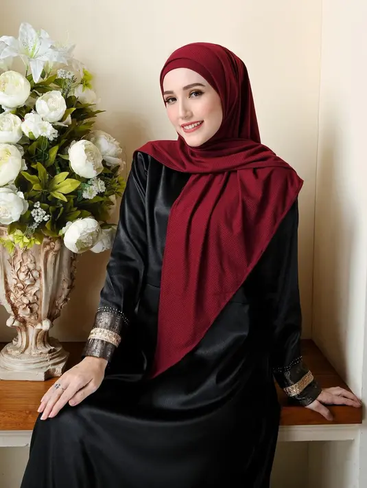 <p>Gaya hijab Adelia Pasha dalam foto ini juga bisa dijadikan inspirasi. Hijab segiempat yang lebih lebar dipakai dengan cara biasa, satu sisi disampirkan ke bahu berlawanan, sisi lainnya digunakan untuk menutupi area dada. Foto: Instagram.</p>