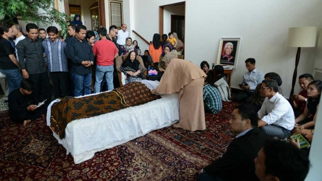Suasana duka di kediaman Adnan Buyung Nasution