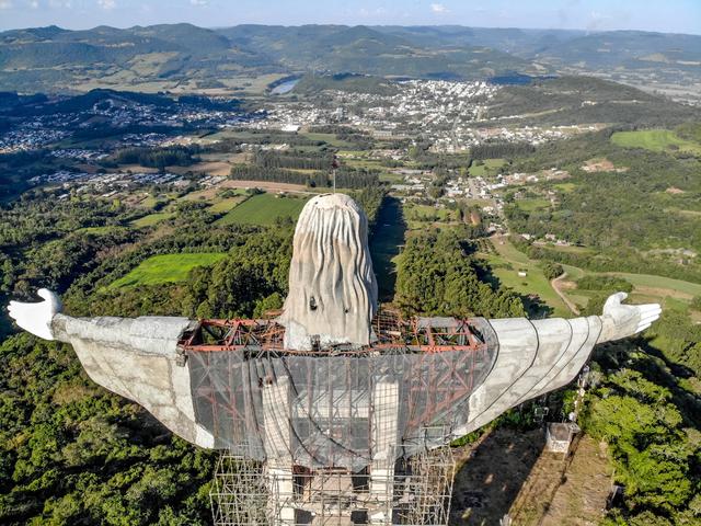 Pemandangan patung raksasa Yesus baru yang sedang dibangun di Encantado, negara bagian Rio Grande do Sul, Brasil, pada 9 April 2021. Ide pembangunan patung tersebut dicetuskan oleh politisi lokal Adroaldo Conzatti, yang meninggal pada Maret karena Covid-19. (SILVIO AVILA/AFP)