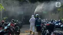 Petugas PMI menyemprotkan cairan disinfektan di Rusun Benhil, Jakarta, Sabtu (4/4/2020). Penyemprotan ini dilakukan untuk pencegahan penyebaran virus COVID-19. (merdeka.com/Imam Buhori)