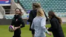 Kate Middleton, Duchess of Cambridge, berlari saat dia menghadiri sesi pelatihan tim rugby Inggris sebagai bagian dari peran barunya sebagai Pelindung Persatuan Sepak Bola Rugbi di Stadion Twickenham, di London (2/2/2022). (AP Photo/Alberto Pezzali)