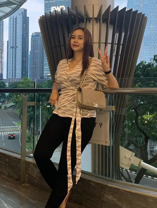 "Be a strong woman ✌🏻✌🏻 kaya mimi 😜 nyetirmobil ,naik motor, masak ,masang mainan,kerja, urus bella , dandan, jait baju, urus taneman, smua bisa 😁😁 hahahaha. ( sambil promosiin diri ceunah ) 🤣," lanjutnya. (Instagram/aurakasih)