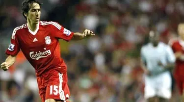 Liverpool&#039;s Israeli midfielder Yossi Benayoun pushes forward against Lazio during the pre-season friendly match at Anfield, Liverpool, on August 8, 2008. AFP PHOTO/PAUL ELLIS