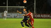 Gelandang Arema, Hanif Sjahbandi, saat melawan Semen Padang di Stadion H. Agus Salim, Padang (2/3/2017). (Bola.com/Iwan Setiawan)