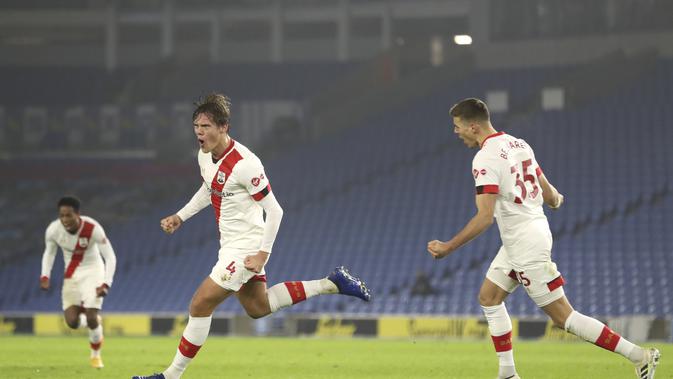 Bek Southampton, Jannik Vestergaard (kiri) berselebrasi usai mencetak gol ke gawang Brighton & Hove Albion pada pertandingan lanjutan Liga Inggris di Stadion Falmer, Brighton, Inggris, Selasa (8/12/2020). Southampton Menang Tipis atas Brighton 2-1. (Naomi Baker/Pool Via AP)