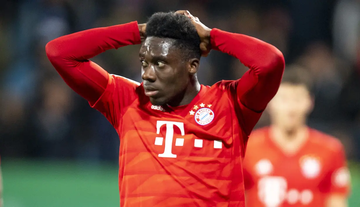 Alphonso Davies (19 tahun) - Nama Alphonso Davies menjadi sorotan setelah Bayern Munchen menghajar Chelsea 3-0 pada laga pertama babak 16 besar Liga Champions 2019/20. Pemain asal Kanada ini tercatat sebagai pemain dengan kemampuan berlari tercepat kedua di Bayern Munchen. (AFP/David Inderlied)