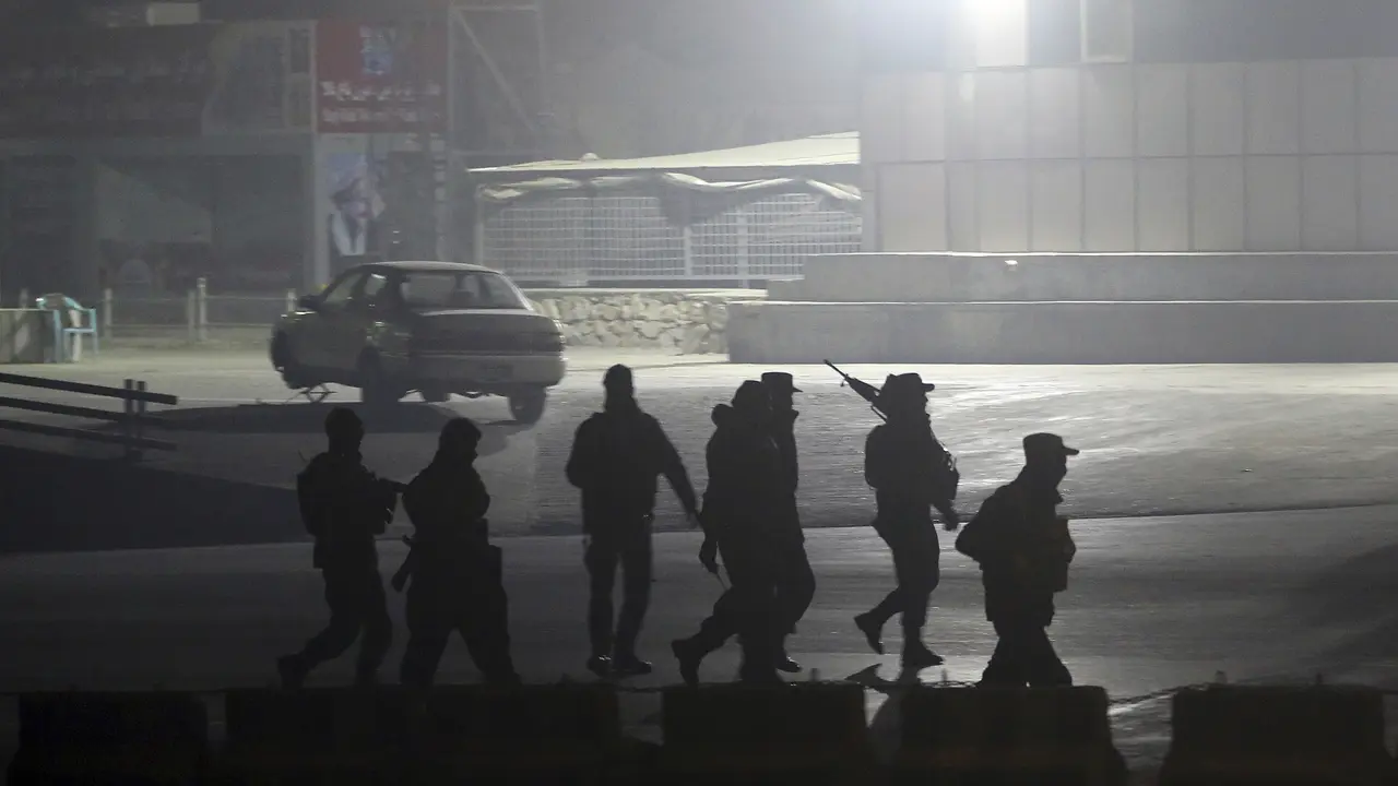 Pasukan Khusus Afghanistan melakukan pengamanan pasca aksi penembakan brutal di InterContinental Hotel pada Sabtu (20/1/2018) malam - AFP