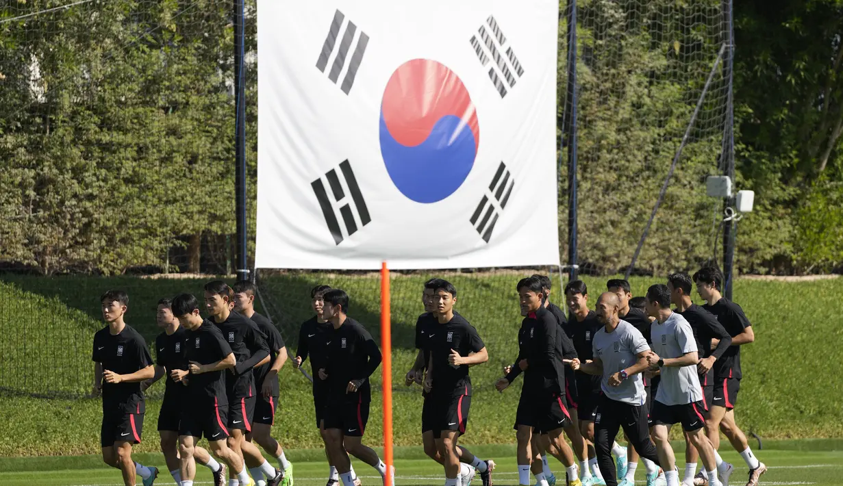 Para pemain Korea Selatan melakukan pemanasan selama sesi latihan tim di Al Egla Training Site 5 di Doha, Qatar, Rabu, 23 November 2022. Korea Selatan akan bertanding melawan Uruguay pada pertandingan perdana Grup H Piala Dunia 2022 Qatar, Kamis (24/11/2022) pukul 20.00 WIB. (AP Photo/Lee Jin-man)