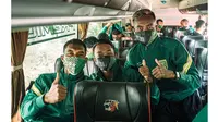 Berangkat ke Jakarta, Ini 6 Potret Punggawa Persebaya saat di Bus (sumber: Instagram/officialpersebaya)