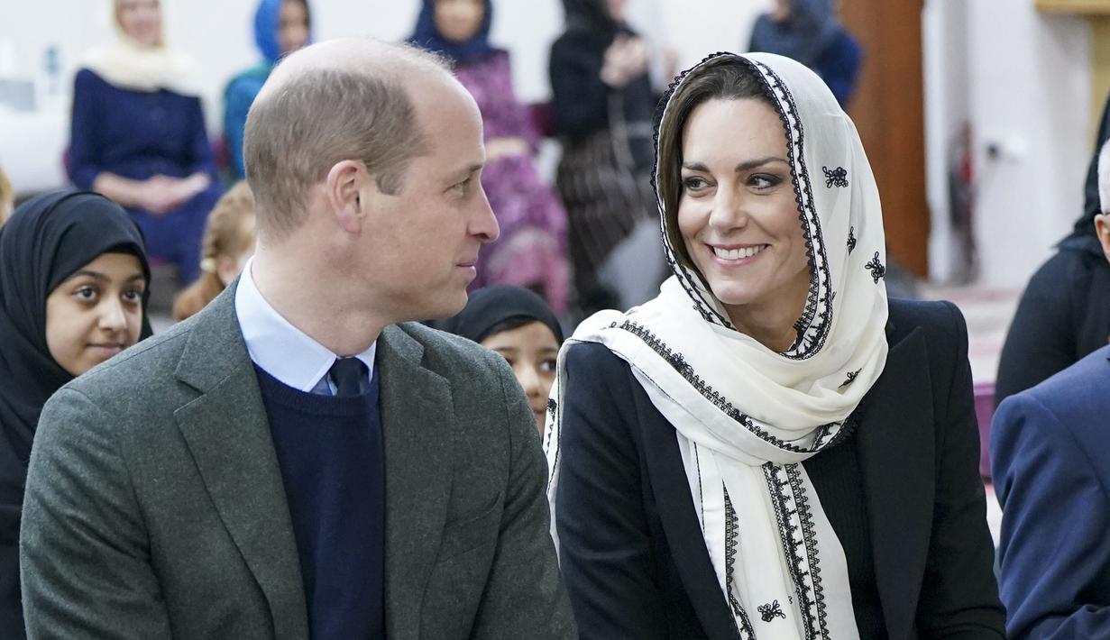 Pangeran William dan sang istri, Kate Middleton, mengunjungi Hayes Muslim Centre yang berada di London, Inggris, Kamis (9/3/2023). Dalam kunjungannya, William dan Kate Middleton bertemu dengan para penggalang dana yang telah mendukung korban gempa Turki dan Suriah. (Arthur Edwards/Pool Photo via AP)