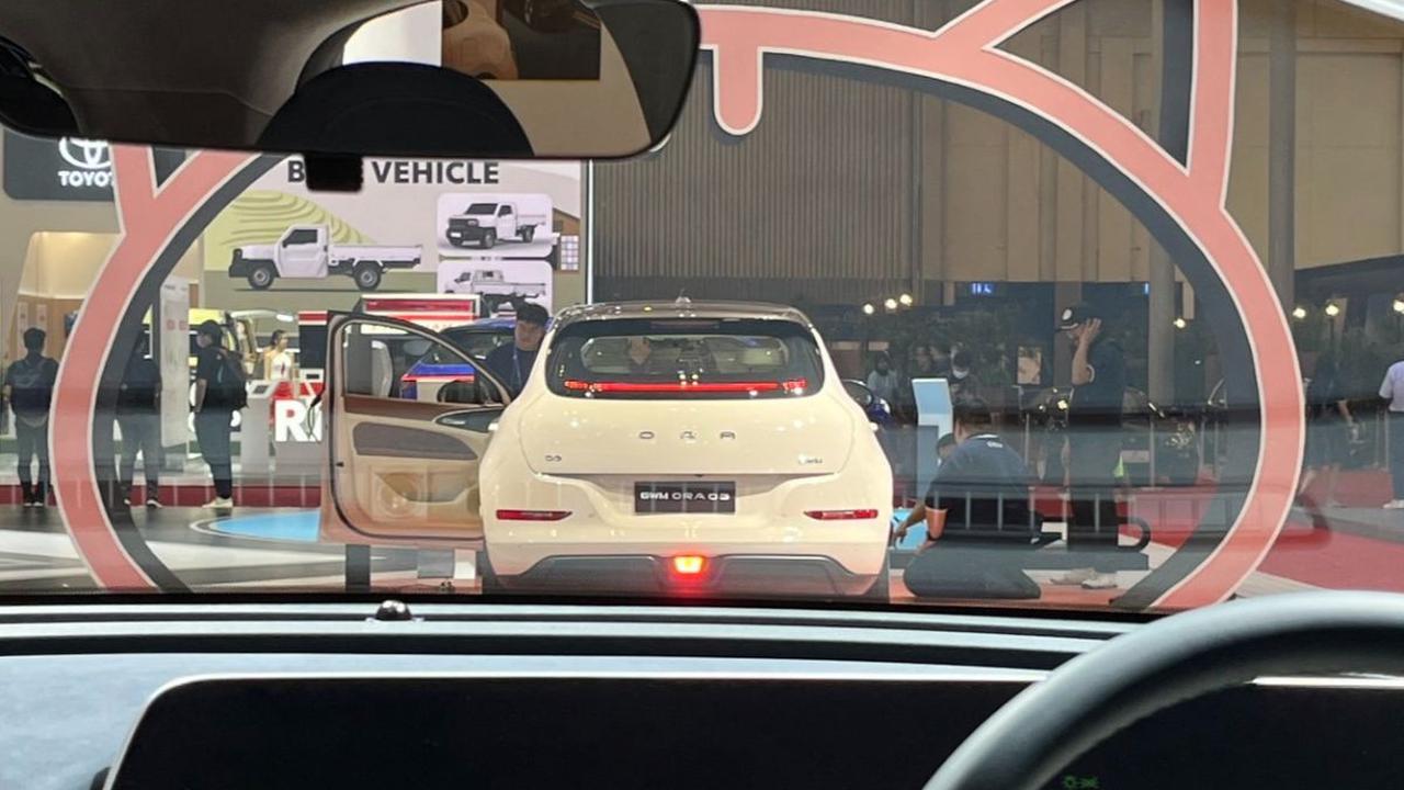 GWM Ora 03 memiliki motor listrik yang kuat dengan tenaga 125kW (167 Hp) dan torsi maksimal 250 Nm. Dalam waktu 8,2 detik, mobil ini mampu mencapai kecepatan 0-100km/h dan memiliki kecepatan maksimal 160km/h