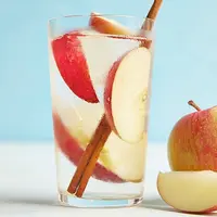 Langsing hanya dengan infused water apel dan kayu manis? Begini cara buatnya. | via: foodnetwork.sndimg.com