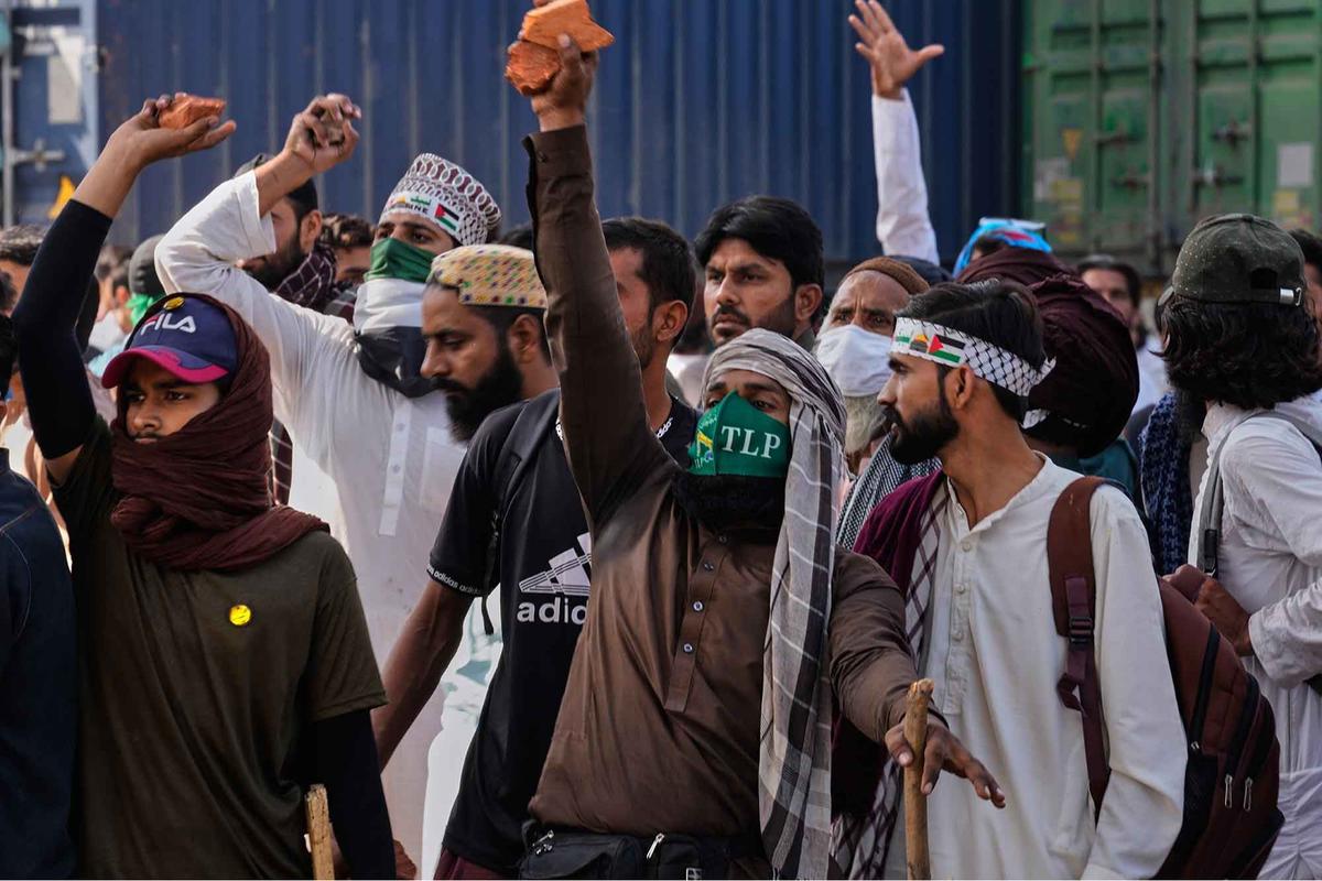 FOTO: Suasana Memanas di Lahore: Pendukung TLP Bentrok dengan Polisi Jelang Pawai Pro-Palestina