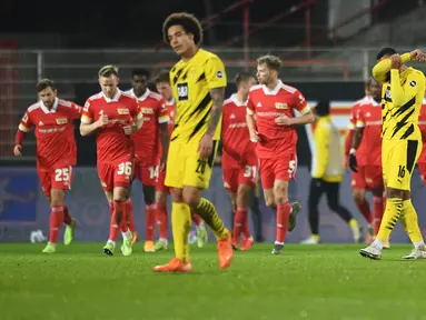 Pemain Borusia Dortmund tampak kecewa usai kalah menghadapi Union Berlin pada laga lanjutan Liga Jerman di Stadion Alte Forsterei, Sabtu (19/12/2020) dini hari WIB. Borussia Dortmund kalah 1-2 melawan Union Berlin. (AFP/Annegret Hilse/pool)