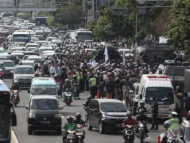 Kendaraan mengalami kemacetan saat melintas di sekitar eks gedung PN Jakarta Pusat, Selasa (13/12). Lokasi sidang perdana Basuki Tajahaja Purnama (Ahok) mengalami kemacetan karena massa yang menyaksikan persidangan tersebut. (Liputan6.com/Faizal Fanani)