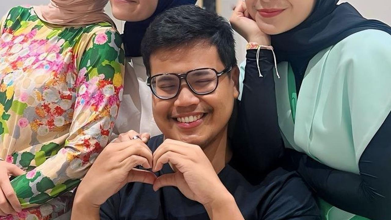 Gigi dan Caca tampil kompak dengan hijab. Caca tampil menawan dengan hijab berwarna merah muda dan baju bermotif.&nbsp;