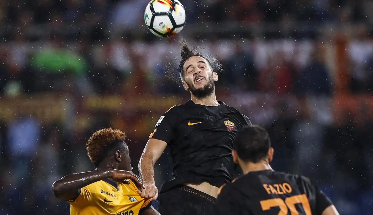 Aksi pemain AS Roma, Kostas Manolas menghalau bola dari kejaran pemain Hellas Verona pada lanjutan Serie A di Olympic stadium, Roma, (16/9/2017). Roma menang 3-0. (Angelo Carconi/ANSA via AP)