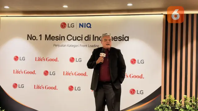 Account Developement Director Tech & Durable at GfK, Indriansyah Febrialdy, saat konferensi pers Awarding LG No.1 Penjualan Mesin Cuci Front Loading di Indonesia berdasarkan data riset GfK. Liputan6.com/Iskandar