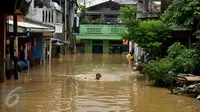 Kondisi pemukiman warga yang terkena banir di kawasan Rawajati, Jakarta, Selasa (8/3/2016). Akibat banjir kiriman dari Bogor, ratusan rumah di kawasan Rawajati Kalibata terendam hingga kedalaman 120cm. (Liputan6.com/Helmi Fithriansyah)