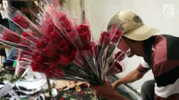 Pedagang menata bunga mawar di Rawa Belong, Jakarta (13/2). Keuntungan dari hari biasa memang didapatkan pedagang karena banyaknya masyarakat membeli bunga mawar khusus dibagikan kepada keluarga atau seseorang yang disayangi. (Liputan6.com/Johan Tallo)
