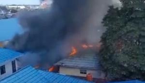 Kebakaran hebat melalap RSUD Syekh Yusuf, Kabupaten Gowa, Sulawesi Selatan pada Jumat siang (29/5/2026). (Liputan6.com/ Fauzan)