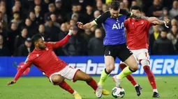 Pemain Tottenham Hotspur Pierre-Emile Hojbjerg (tengah) berebut bola dengan pemain Nottingham Forest Jesse Lingard (kanan) dan Renan Lodi pada pertandingan sepak bola putaran ketiga Piala Liga Inggris atau Carabao Cup di Stadion City Ground, Nottingham, Inggris, 9 November 2022. Tottenham Hotspur harus tersingkir dari Carabao Cup setelah kalah 0-2 dari Nottingham Forest. (AP Photo/Rui Vieira)