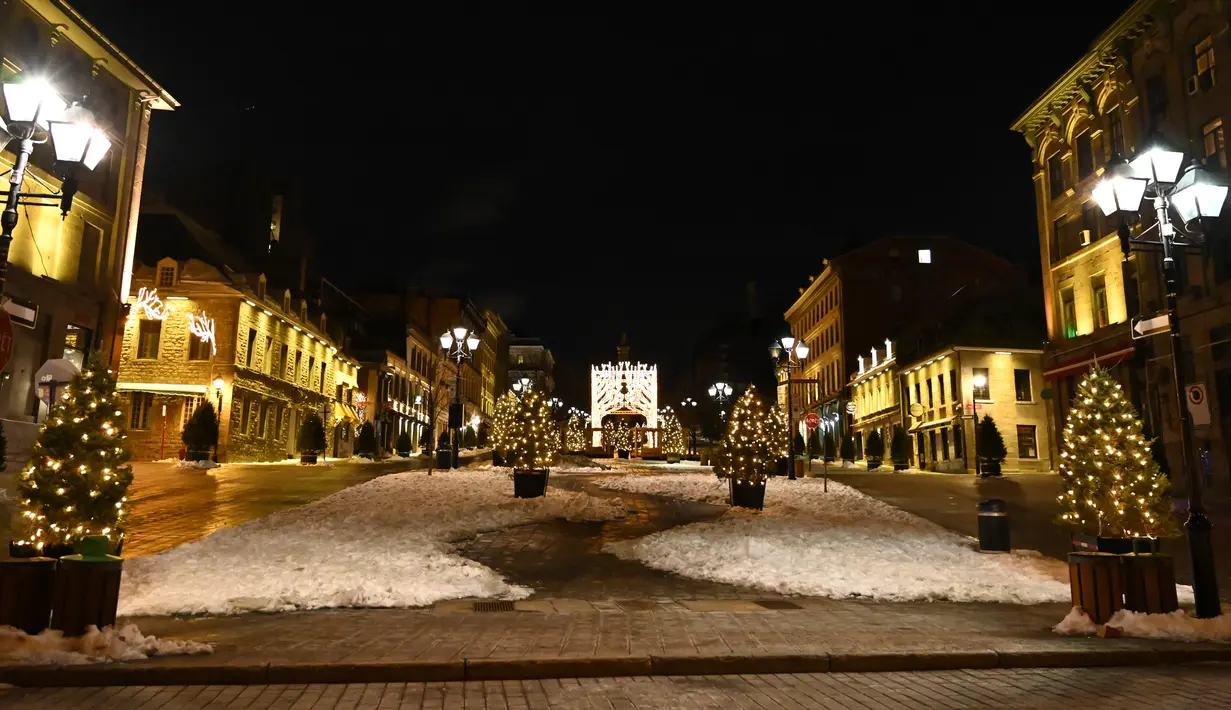 Square Jacques-Cartier, dekat Pelabuhan Tua, yang biasanya menarik wisatawan, terlihat sepi setelah pemberlakuan jam malam di Montreal, Kanada pada 9 Januari 2021. PM Quebec, Francois Legault memerintahkan jam malam untuk membendung kasus infeksi COVID-19 yang terus melonjak. (Eric THOMAS/AFP)