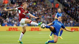 Pemain Leicester City, Marc Albrighton (kanan), berebut bola dengan pemain Burnley, Scott Arfield, dalam laga Premier League di Stadion King Power, Leicester, Sabtu (17/9/2016) malam WIB. (Action Images via Reuters/John Sibley)
