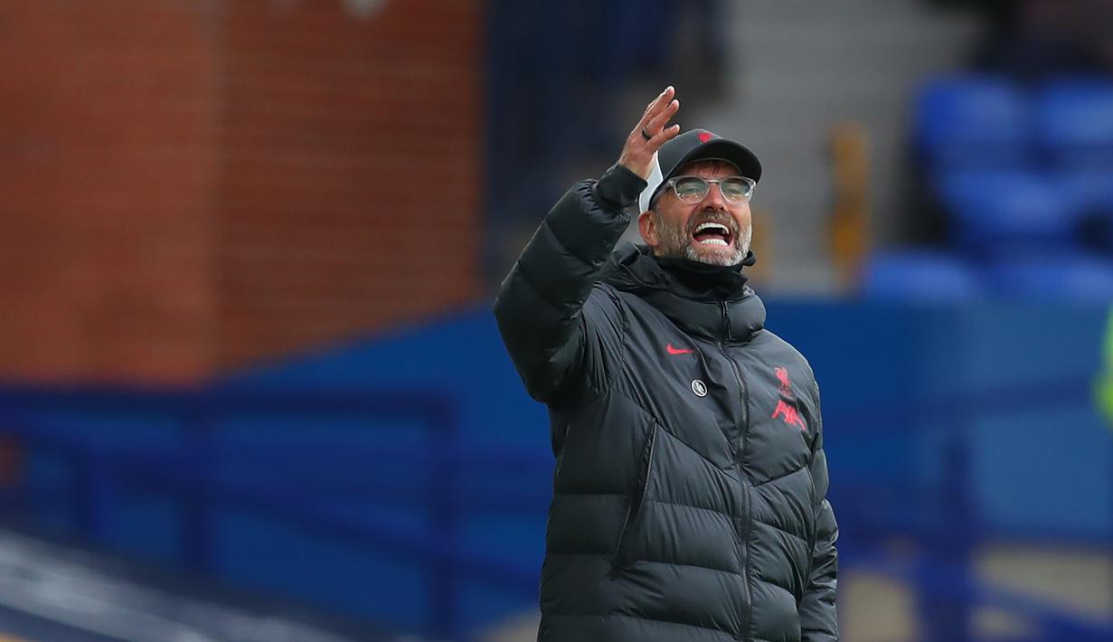 Pelatih Liverpool, Jurgen Klopp, memberikan arahan kepada pemainnya saat menghadapi Liverpool pada laga lanjutan Liga Inggris di Goodison Park, Sabtu (17/10/2020) malam WIB. Liverpool bermain imbang 2-2 atas Everton. (AFP/Catherine Ivill/pool)