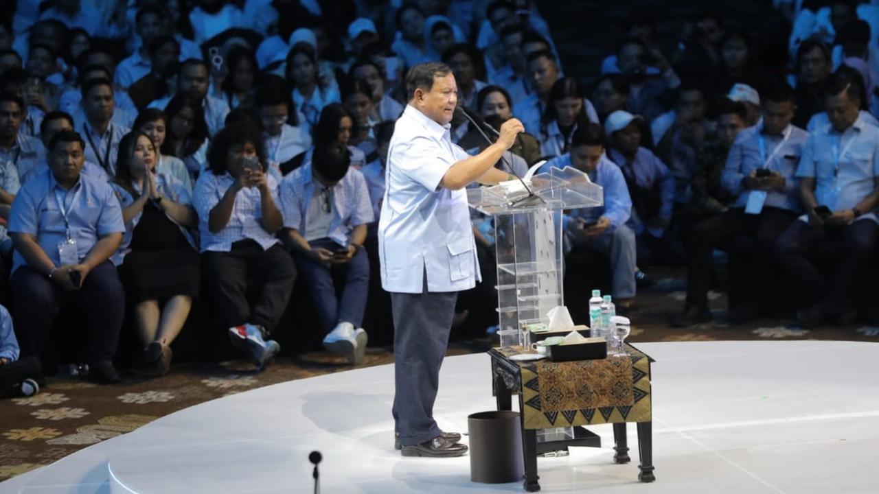 Capres nomor urut 01 Prabowo Subianto menghadiri Apel Akbar TKN Muda di Jakarta Convention Center (JCC) Senayan, di Jakarta, Jumat (2/2/2024).