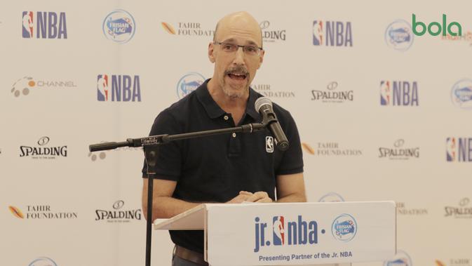 NBA Asia Managing Director, Scott Levy, memberi sambutan saat acara Junior NBA di Pluit Village Mall, Minggu (29/7/2018). 16 anak terpilih menjadi Jr NBA Indonesia All-Star 2018. (Bola.com/M Iqbal Ichsan)