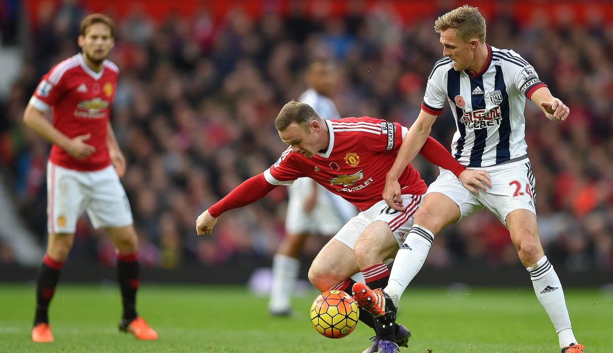 Kapten MU, Wayne Rooney berusaha melewati pemain WBA, Darren Fletcher pada laga Liga Premier Inggris di Stadion Old Trafford, Inggris, Sabtu (7/11/2015). (EPA/Peter Powell)