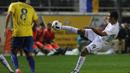 Pemain Real Madrid, Casimiro (kanan) melakukan tembakan saat dihalau pemain Cadiz, Mantecon pada laga Copa del Rey (King's Cup) di Stadion Ramon de Carranza, Cadiz, Kamis (3/12/2015) dini hari WIB.  (AFP Photo/Cristina Quicler)