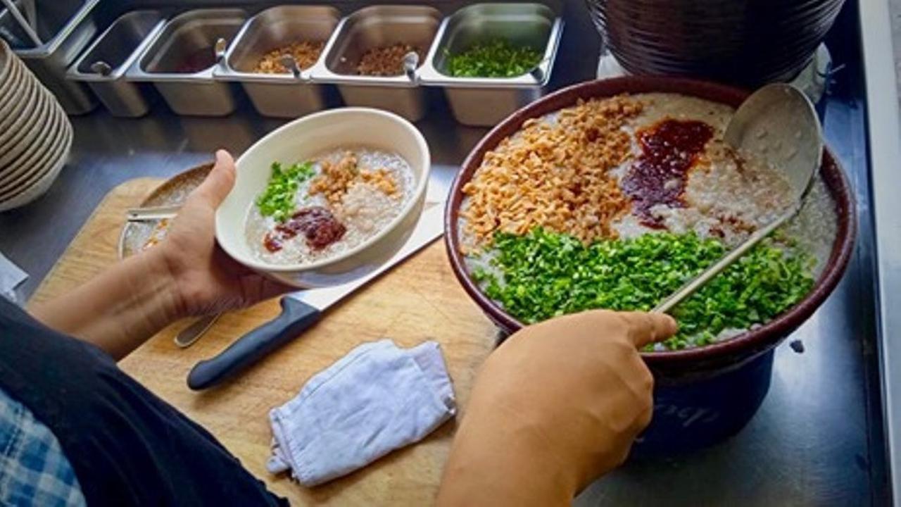 Pernah Punya Restoran Mewah, Chef di Myanmar Kini Jualan di Pinggir Jalan