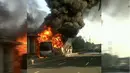 Sebuah bus Transjakarta terbakar di kawasan Salemba, Jakarta Pusat, Jumat (3/7/2015). Kobaran api tampak membakar bus gandeng berwarna abu-abu itu, bahkan api juga menyambar bagian halte. (twitter.com/FaisalRizalical)