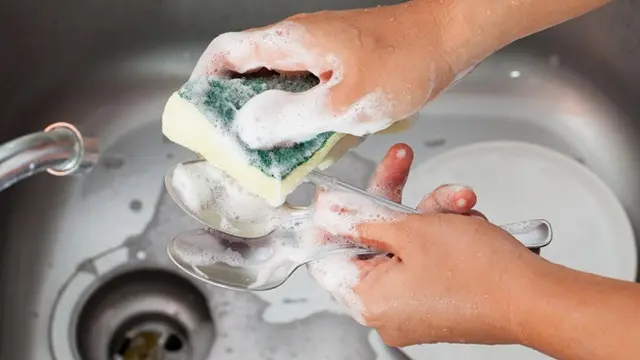 Banyak sabun, kebiasaan salah cuci alat masak (sumber: Istockphoto)