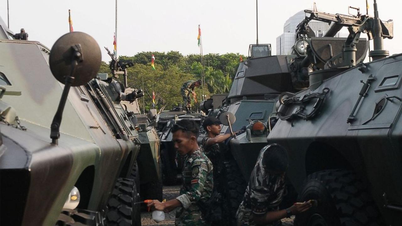 Dua hari menjelang peringatan HUT TNI ke-78, deretan alutsista RI bersiap pada acara gladi bersih yang digelar di lapangan Silang Monas, Jakarta, Selasa (3/10/2023).