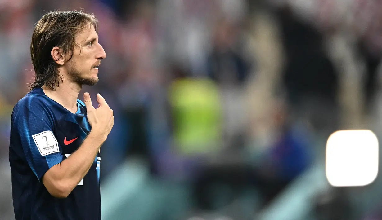 Gelandang Kroasia #10 Luka Modric bereaksi setelah timnya kalah atas Argentina pada babak semifinal Piala Dunia 2022 di Stadion Lusail, Rabu (14/12/2022) dini hari WIB. Meskipun tersingkir, Luka Modric dkk. akan menghadapi tim yang kalah dalam duel Prancis Vs Maroko pada perebutan tempat ketiga. (Anne-Christine POUJOULAT / AFP)
