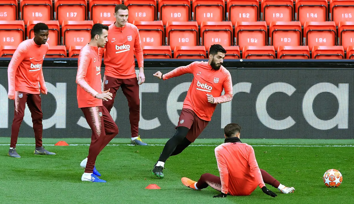 Luis Suarez bersama pemain Barcelona lainnya mengikuti sesi latihan jelang menghadapi Liverpool pada leg kedua semifinal Liga Champions di Stadion Anfield, Liverpool, Inggris, Senin 6 Mei 2019. (Peter Byrne/PA via AP)