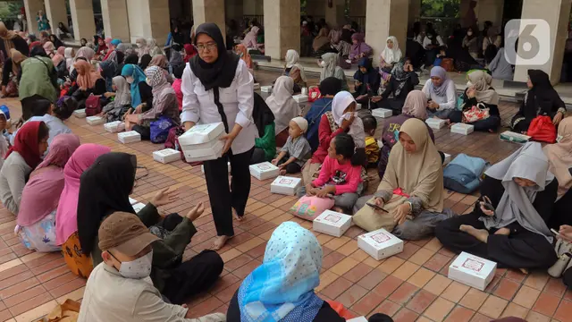 Ribuan Umat Muslim Berbuka Puasa Pertama di Masjid Istiqlal Jakarta