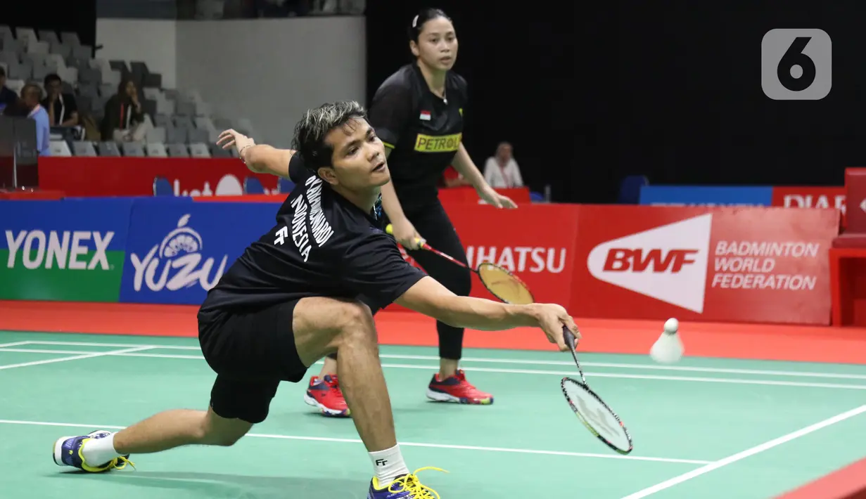 Ganda campuran Indonesia, Ricky Karandasuwardi/Pia Zebadiah Bernadet mengembalikan kok ke arah Wang Yi Lyu/Huang Dong Ping (China) saat babak pertama Indonesia Master 2020 melawan di Istora GBK, Jakarta, Selasa (14/1/2020). Ricky/Pia kalah dua set 9-21, 15-21. (Liputan6.com/Helmi Fithriansyah)