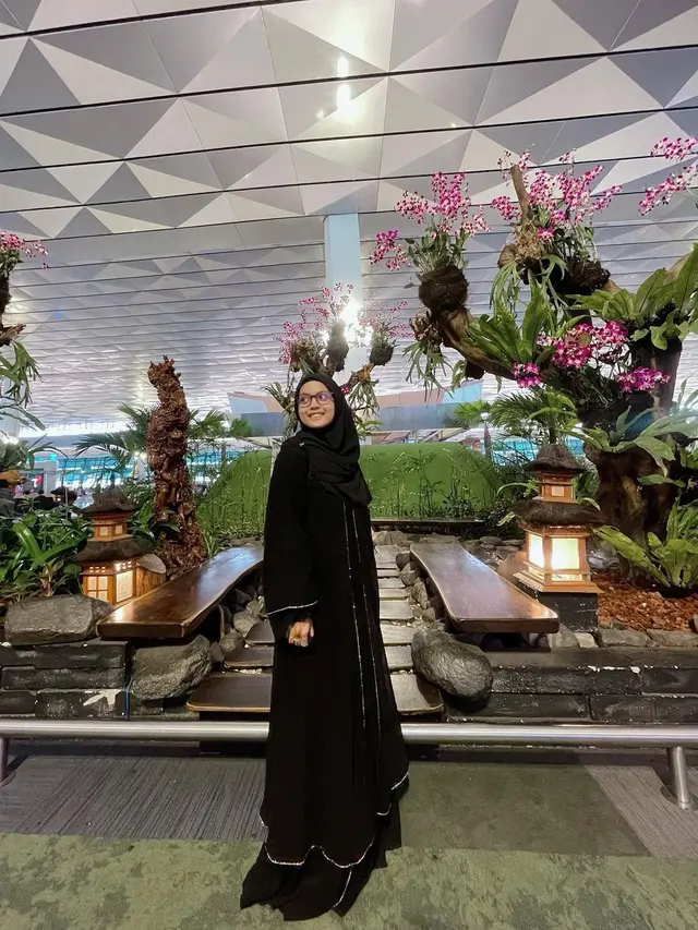 Tampil Bercadar, Ini 7 Potret Putri DA yang Kini Jalani Ibadah Haji
