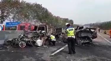Tabrakan beruntun dengan melibatkan 10 kendaraan terjadi di jalan Tol Cipularang, Kilometer 91.400 di wilayah Sukatani, Purwakarta.
