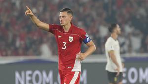 Ekspresi kapten Timnas Indonesia, Jay Noah Idzes, saat laga melawan China dalam laga Kualifikasi Piala Dunia 2026 zona Asia di Stadion Utama Gelora Bung Karno (SUGBK) Senayan, Jakarta, Kamis (5/6/2025). (Bola.com/M. Iqbal Ichsan)